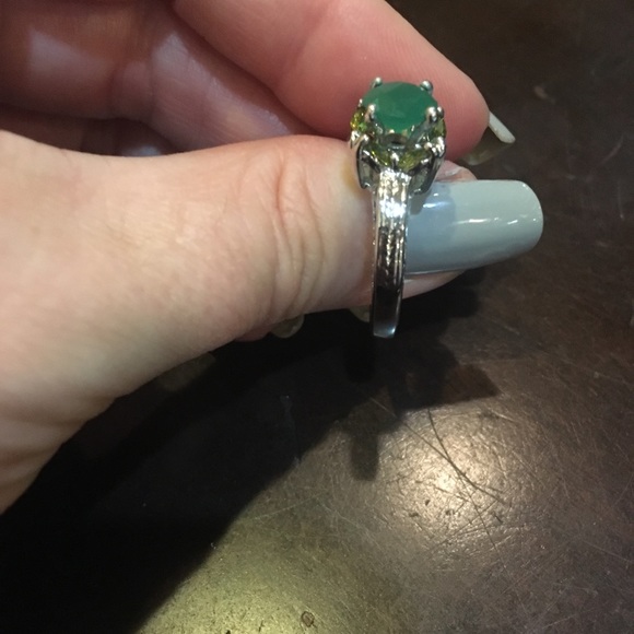 Beautiful Ring Green Stones - Picture 4 of 5